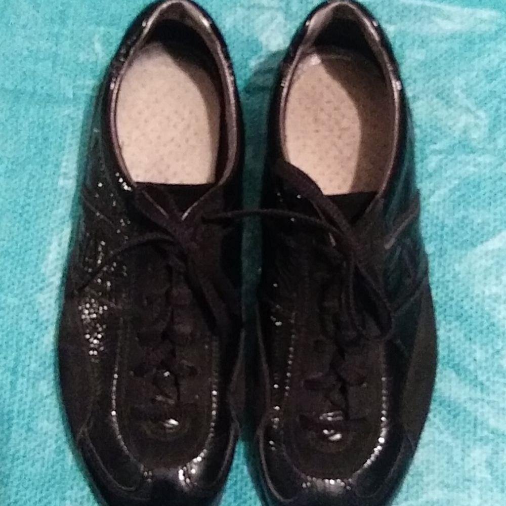 Tennis shoes